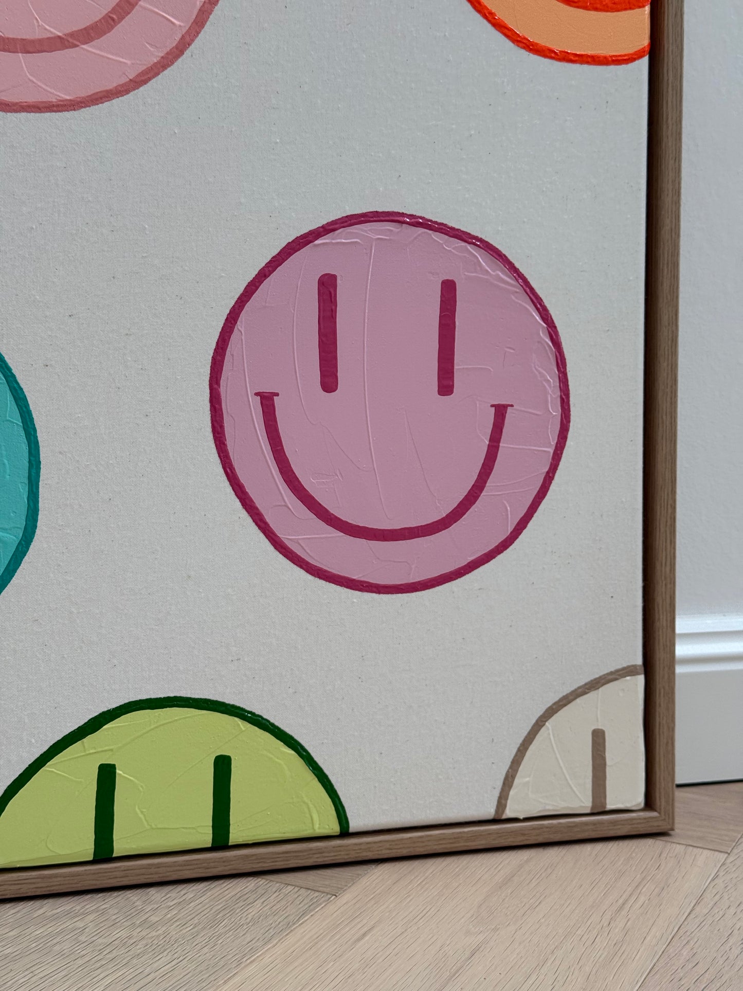 Detailaufnahme des hellroten Happy-Faces von HAPPY #19 mit sichtbarer Acrylstruktur auf Naturleinwand.