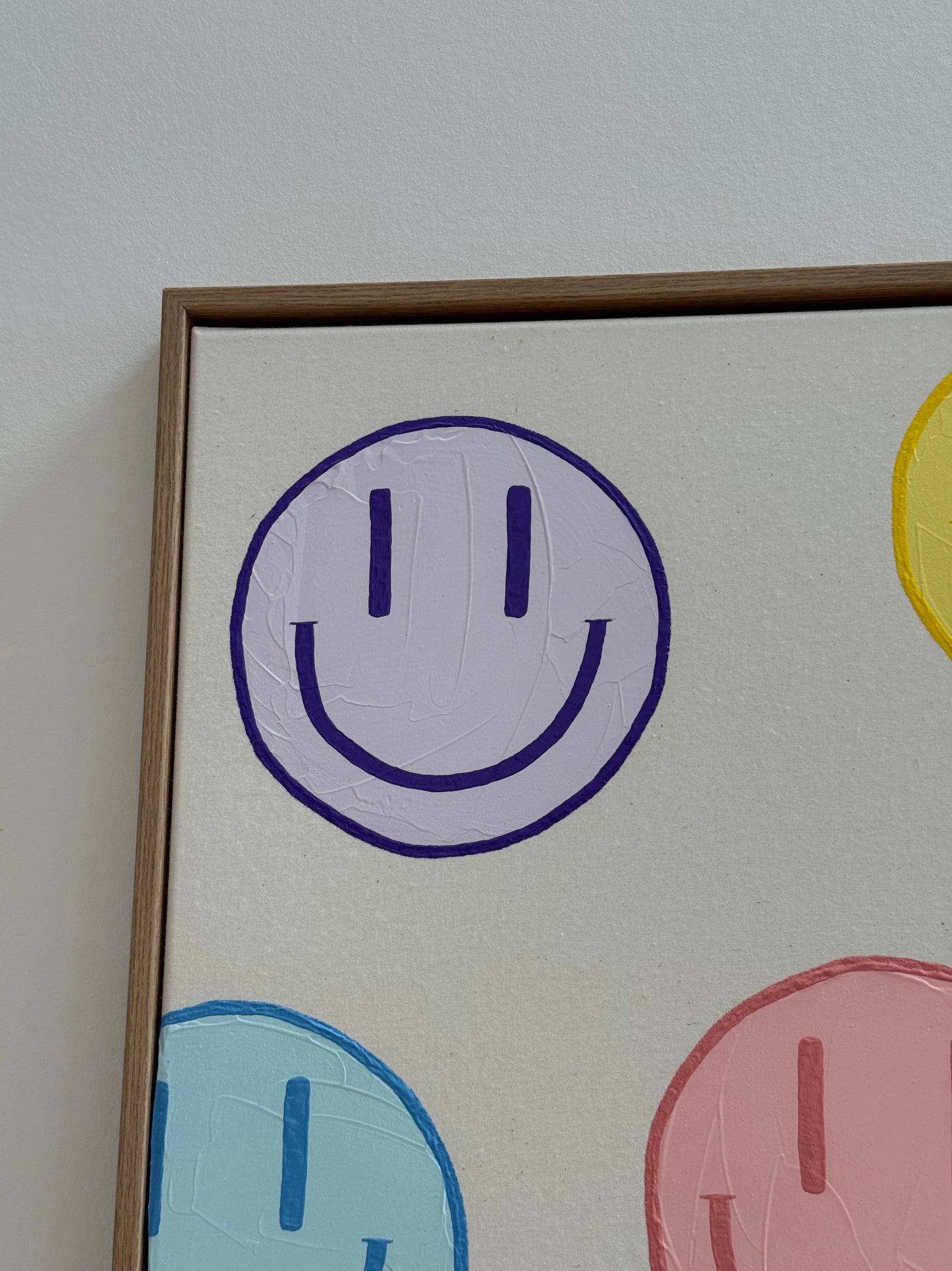 Makroaufnahme des lilafarbenen Happy-Faces von HAPPY #19 mit strukturierter Acryloberfläche und hochwertigem Schattenfugenrahmen.