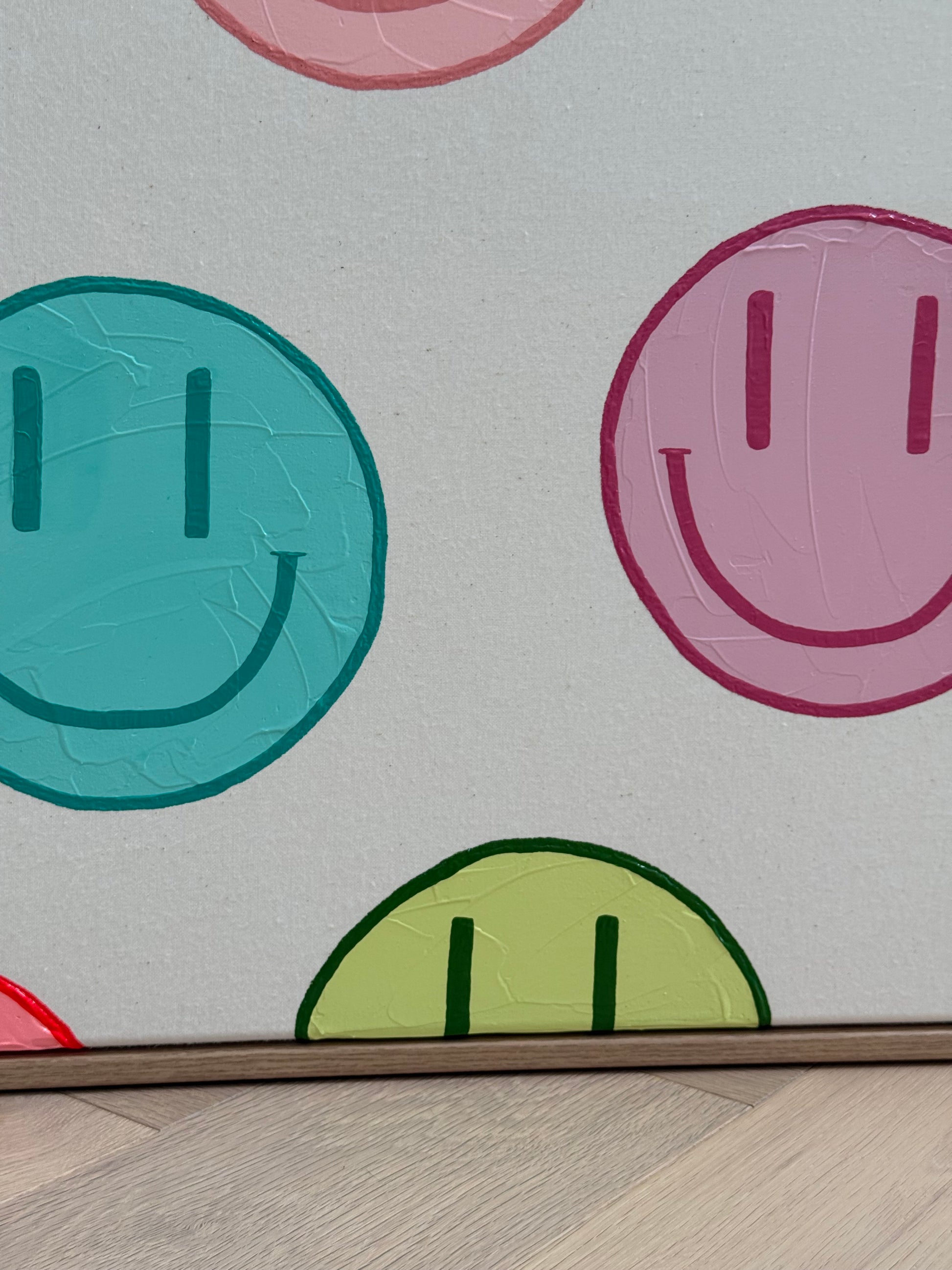 Detailaufnahme von HAPPY #19 mit türkisfarbenem Happy-Face und pastellfarbenen Elementen auf strukturierter Leinwand.