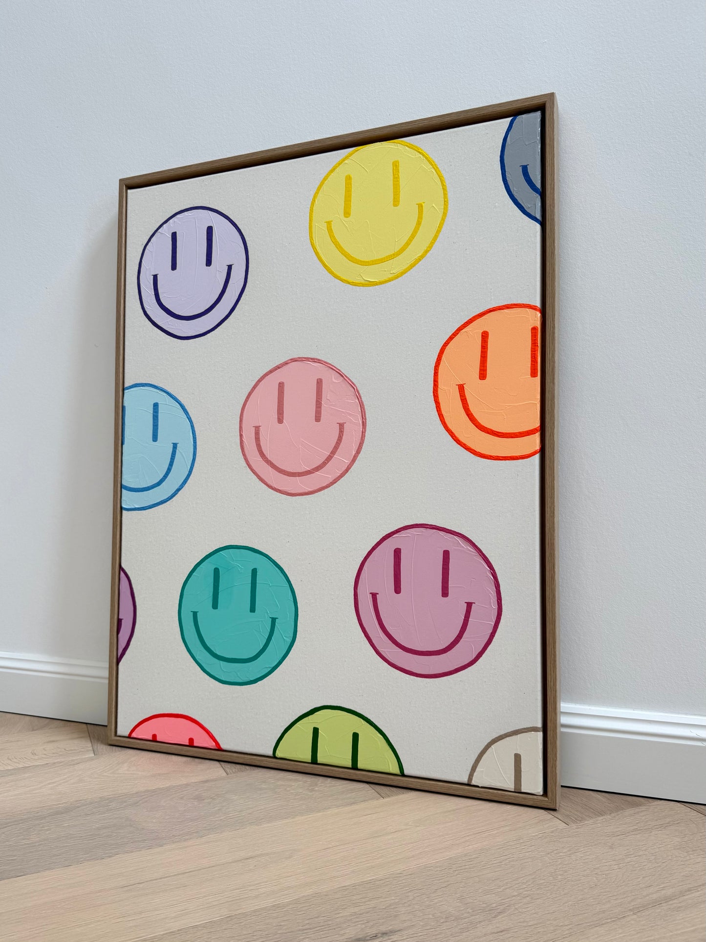 HAPPY #19 – modernes Happy-Face-Kunstwerk in Pastellfarben auf Naturleinwand mit hochwertigem Schattenfugenrahmen aus Holz.