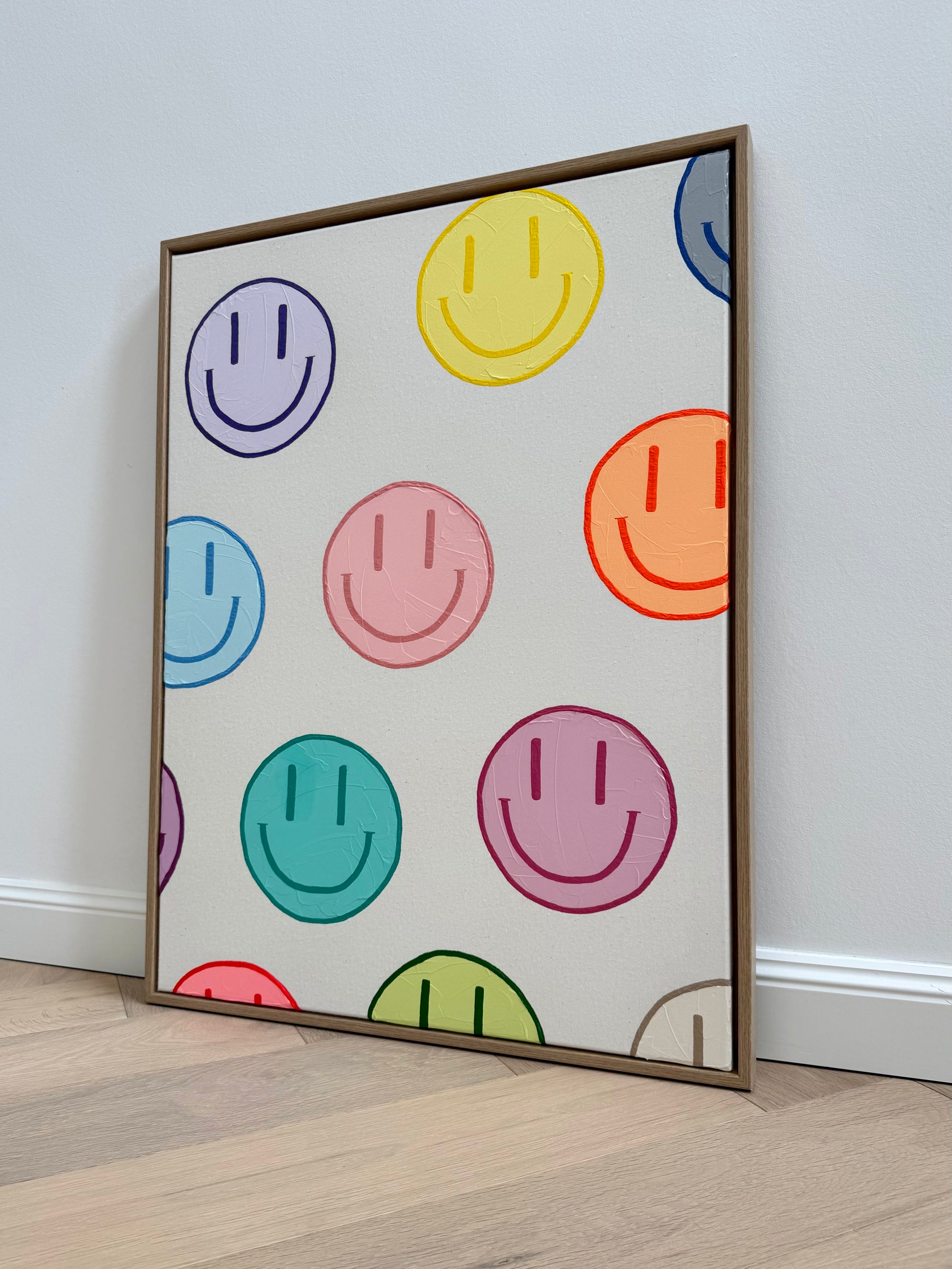 HAPPY #19 – modernes Happy-Face-Kunstwerk in Pastellfarben auf Naturleinwand mit hochwertigem Schattenfugenrahmen aus Holz.