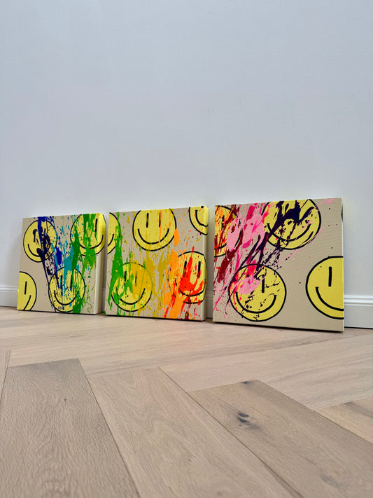 Triptychon aus den abstrakten Happy-Face-Kunstwerken HAPPY #23, HAPPY #24 und HAPPY #25 mit leuchtenden Neonfarben und strukturreicher Acrylmalerei auf Leinwand.