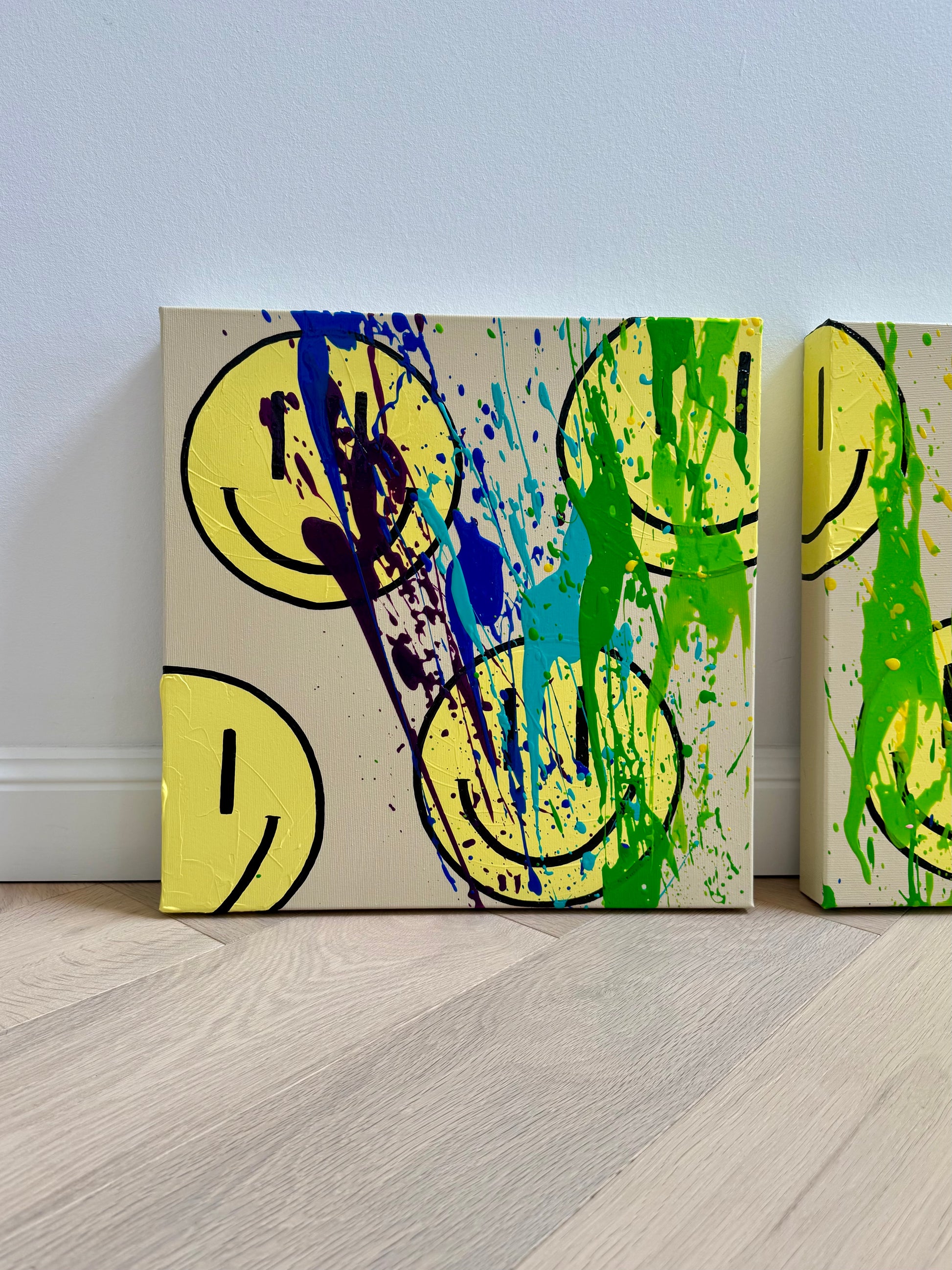 Detailansicht von HAPPY #23 mit gelben Happy-Faces, kräftigen Blau-, Türkis- und Grüntönen sowie expressiver Splash-Technik auf Leinwand.