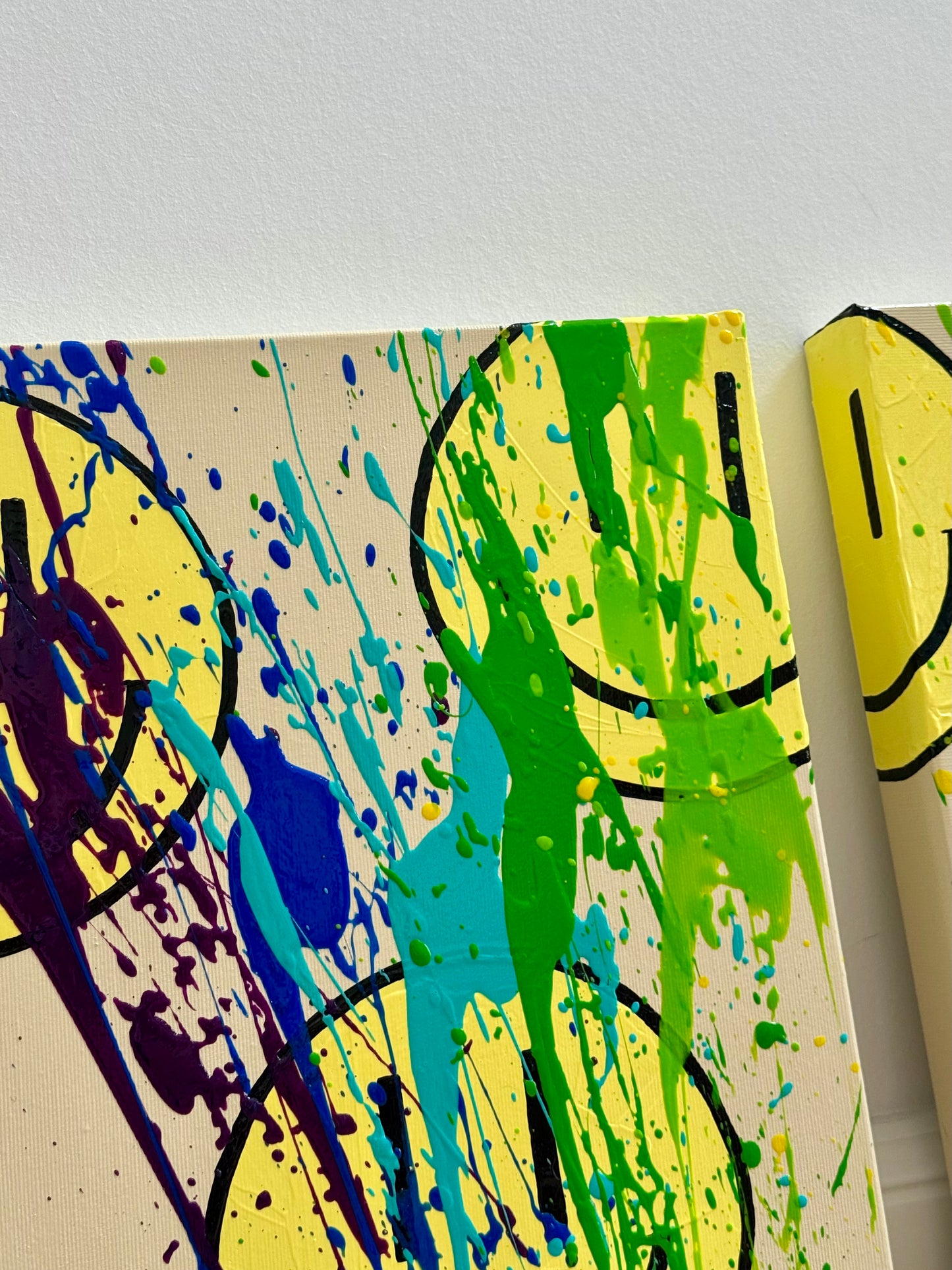 Detailaufnahme von HAPPY #23 mit leuchtenden Blau-, Türkis- und Grüntönen, gelbem Happy-Face und dynamischer Splash-Technik auf strukturierter Leinwand.