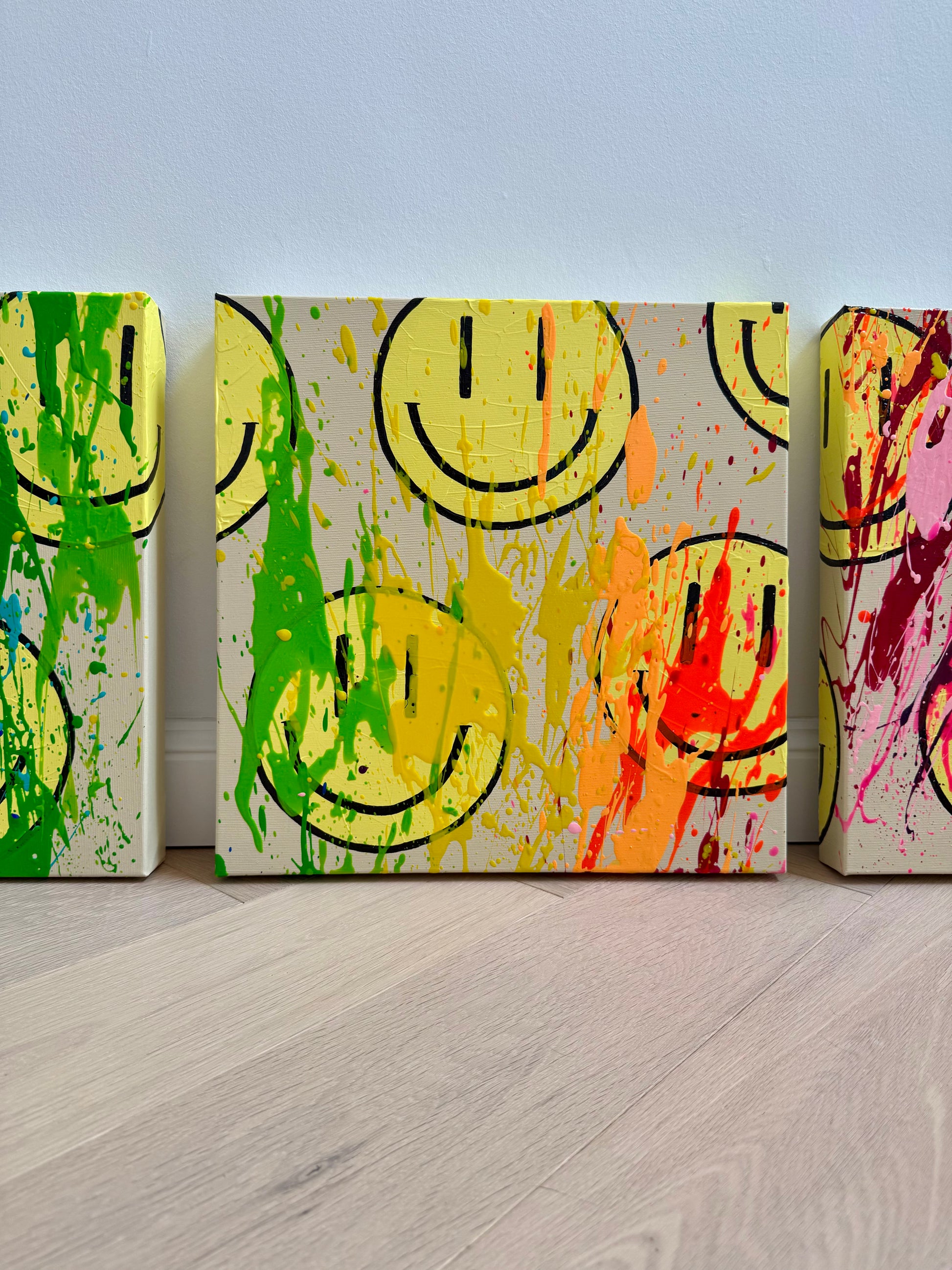 Detailaufnahme von HAPPY #24 mit leuchtenden Gelb-, Orange- und Apricottönen, Happy-Faces und strukturreicher abstrakter Acrylmalerei.