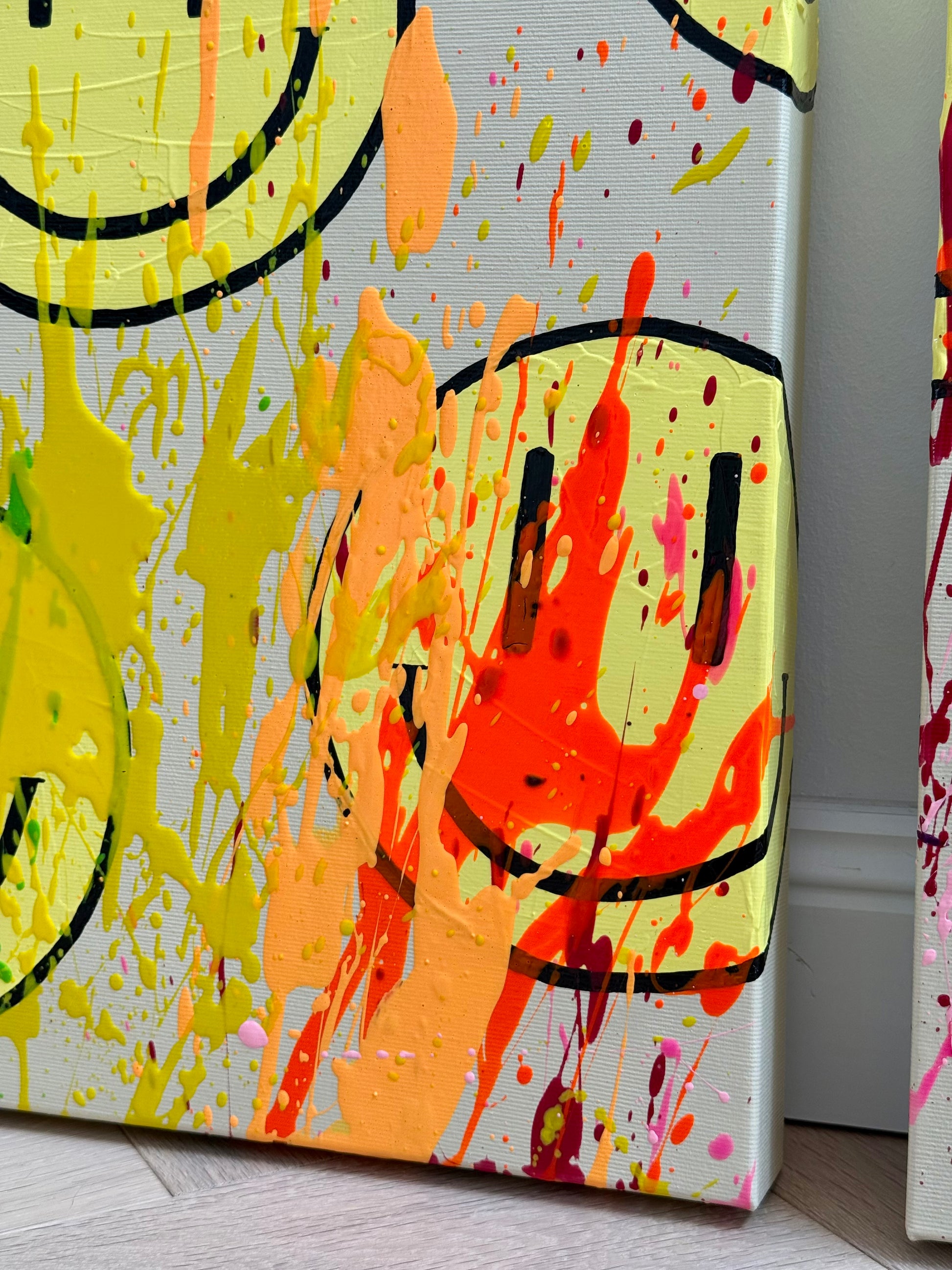 Detail von HAPPY #24 mit intensivem Neonorange, Apricot und Gelb sowie modernen Happy-Faces und strukturierter Acrylmalerei auf Leinwand.