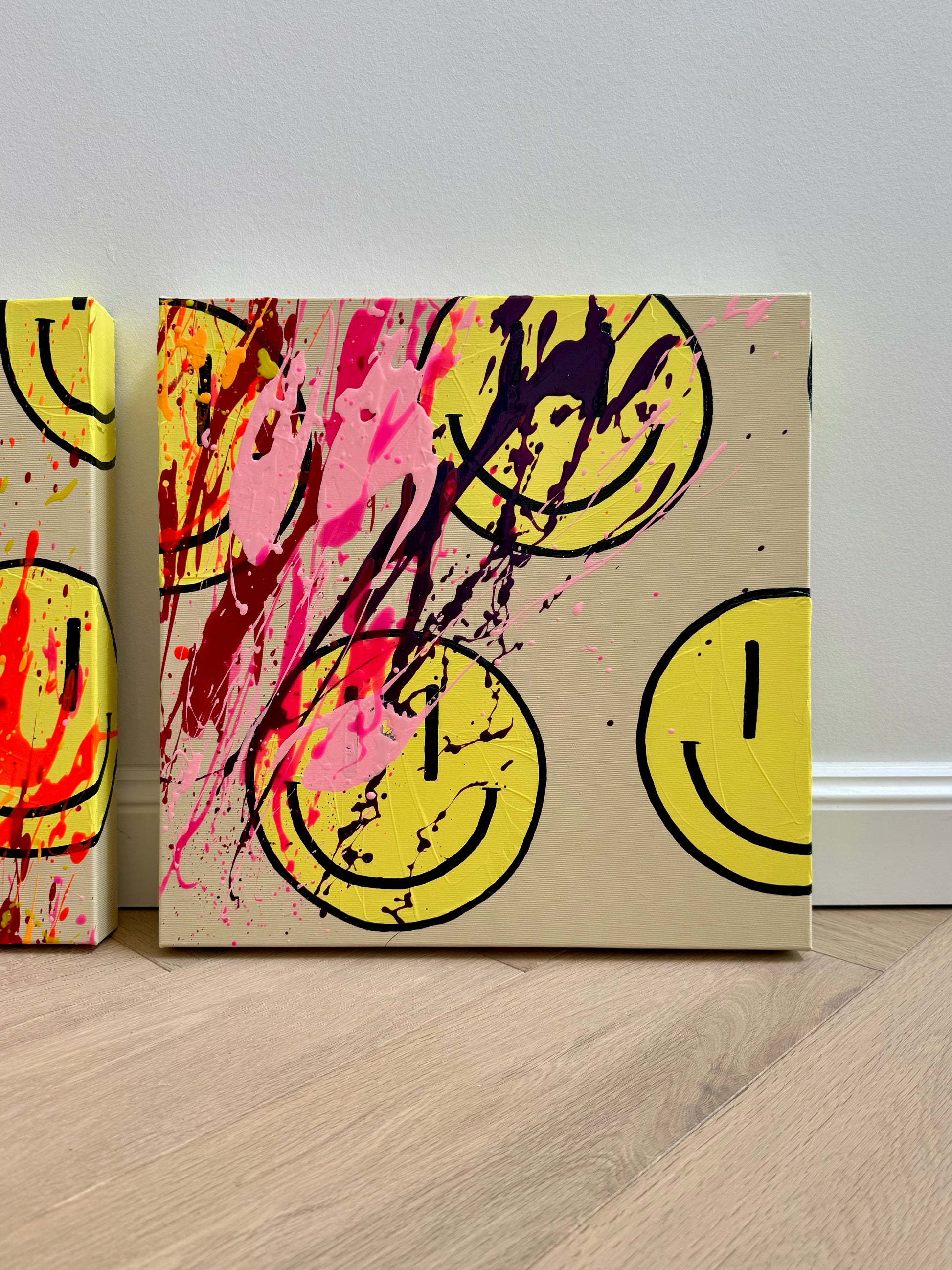 Detailansicht von HAPPY #25 mit kräftigen Pink-, Magenta- und Lilatönen, gelben Happy-Faces und dynamischen Farbspritzern auf Leinwand.