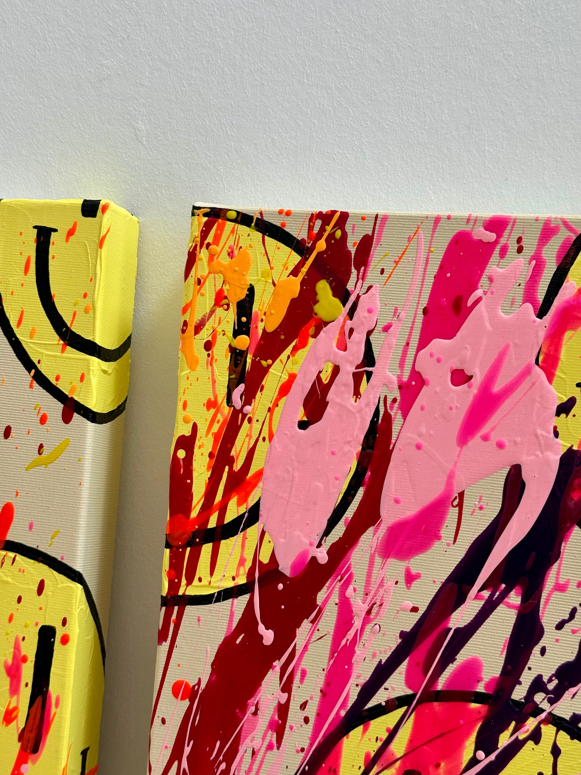 Nahaufnahme der Struktur und Farbschichten von HAPPY #25 mit Neonpink, Bordeaux, Lila und abstrakten Happy-Faces auf Leinwand.