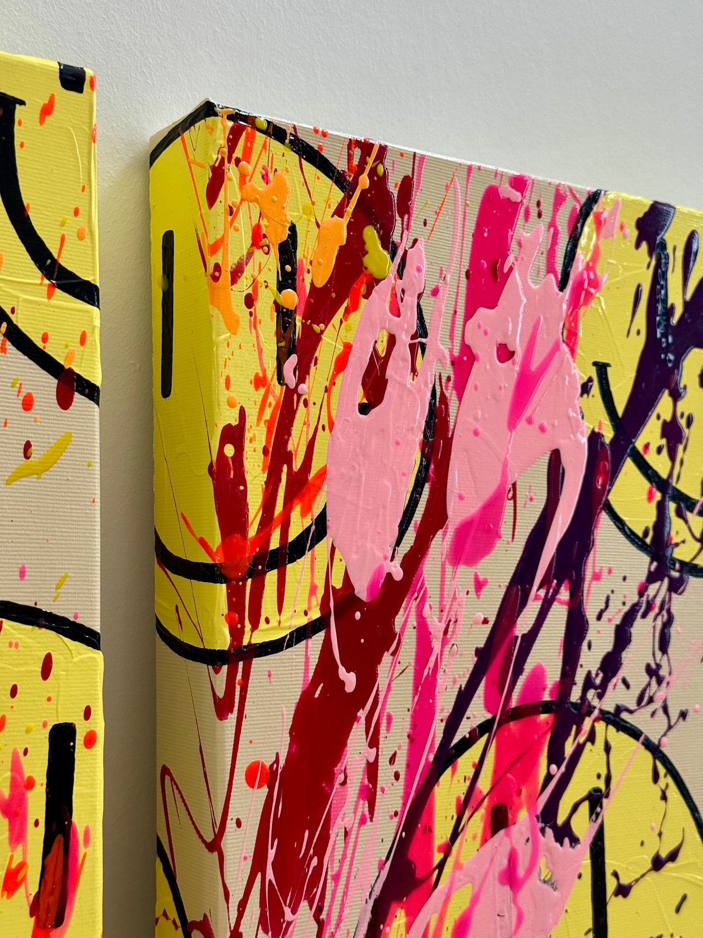 Seitenansicht von HAPPY #25 mit kräftigen Pink-, Bordeaux- und Lilatönen, gelben Happy-Faces und expressiver Acrylkunst auf Leinwand.