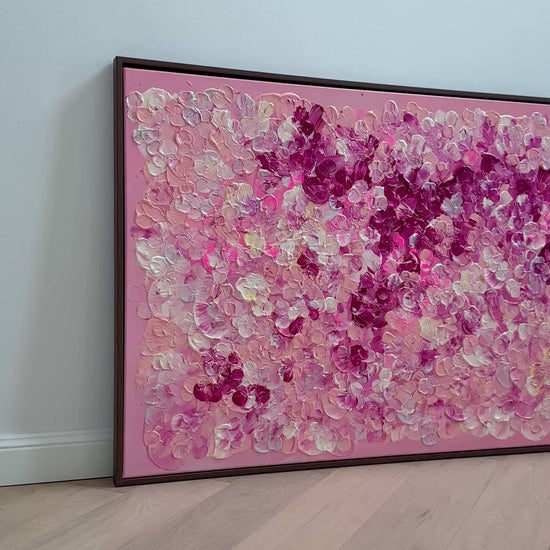Video von FLORALS #17, einem floralen Auftragskunstwerk aus Acryl und Acrylgel auf Leinwand in Rosa, Rosé, Creme, Pink, Beere, Hellgelb und irisierendem Weiß, 150 x 80 cm mit dunkelbraunem Schattenfugenrahmen.