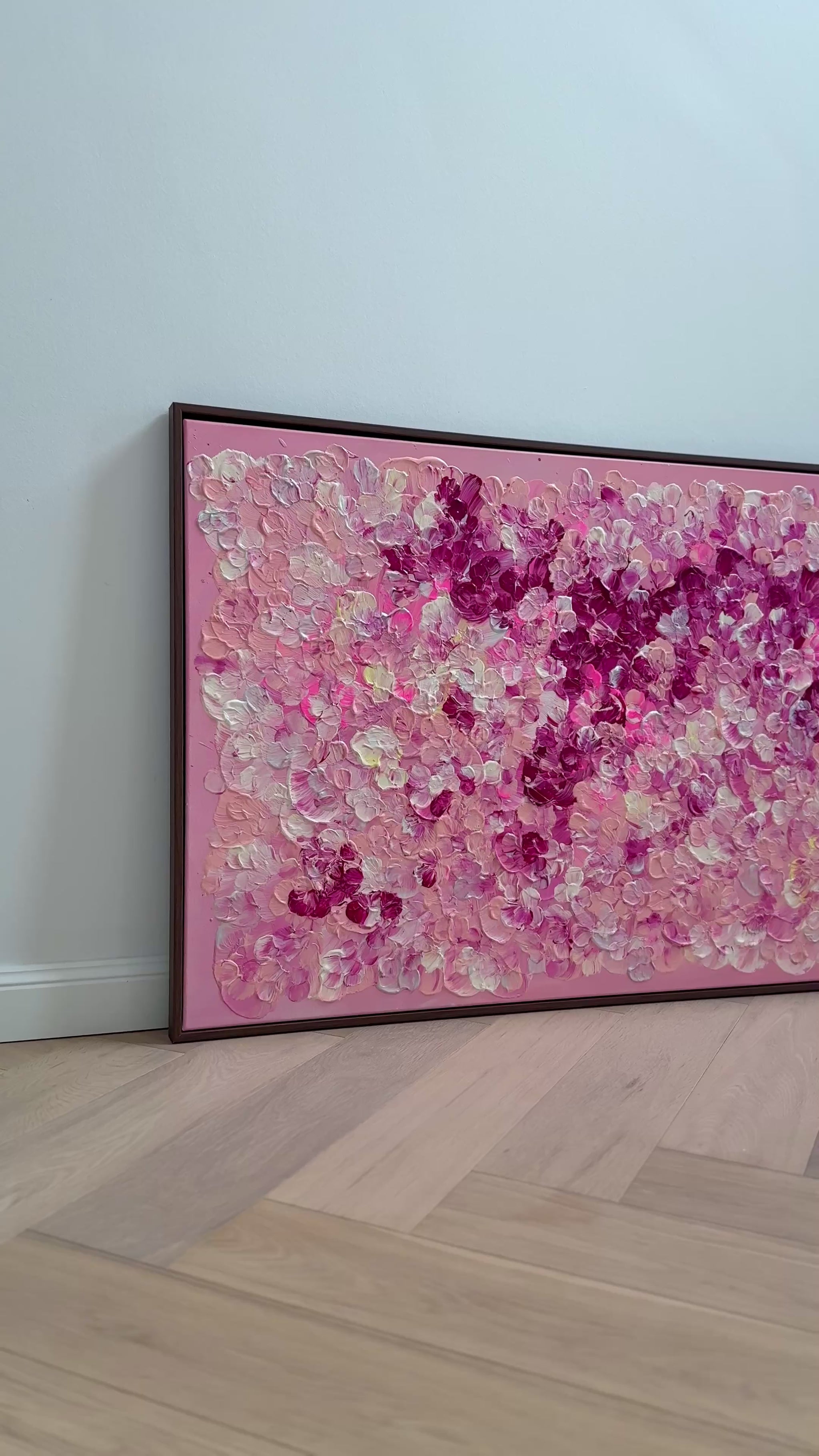 Video von FLORALS #17, einem floralen Auftragskunstwerk aus Acryl und Acrylgel auf Leinwand in Rosa, Rosé, Creme, Pink, Beere, Hellgelb und irisierendem Weiß, 150 x 80 cm mit dunkelbraunem Schattenfugenrahmen.